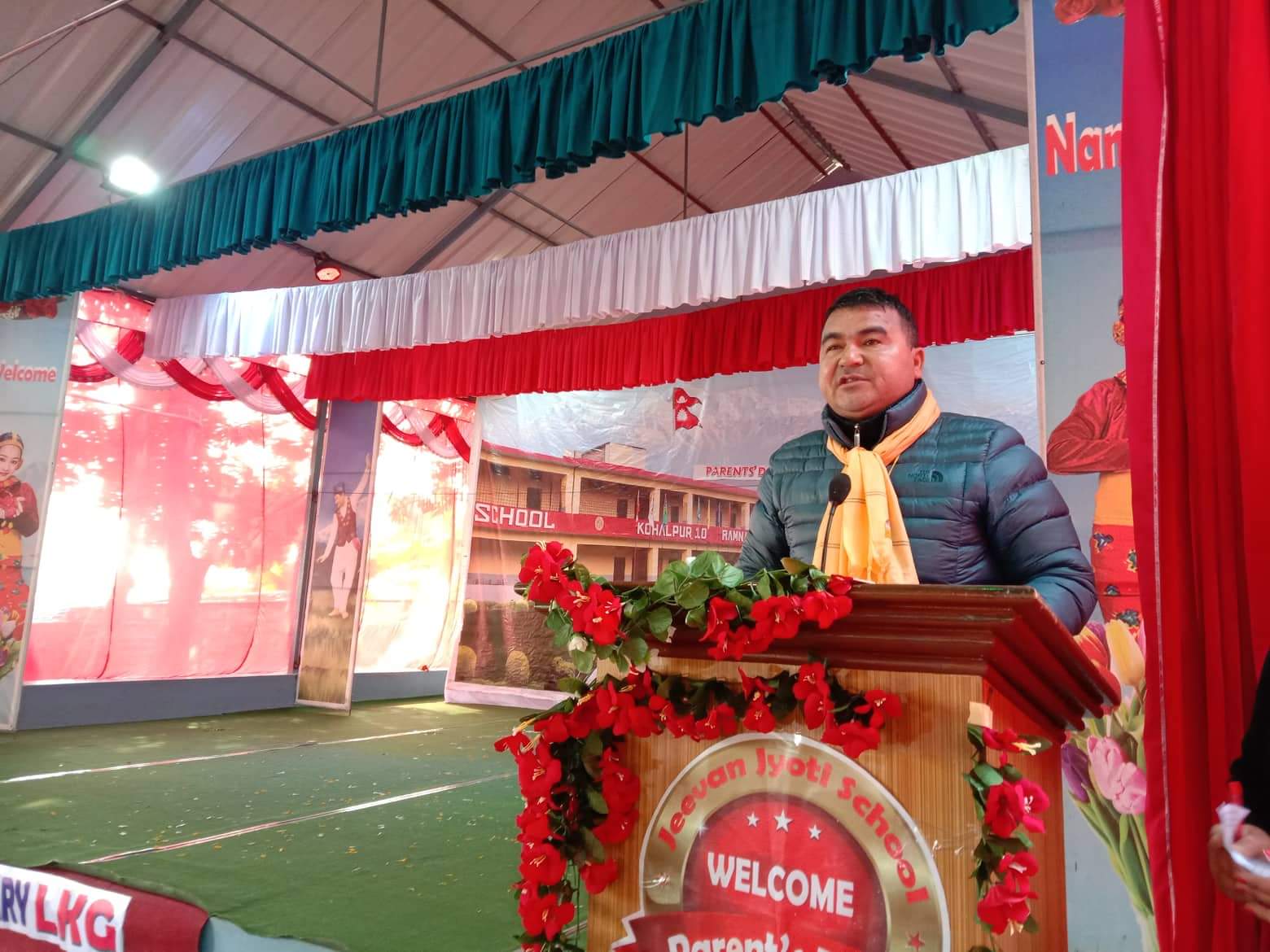 मंचमा शैक्षिक हव,बिद्यालयमा राजनिति!