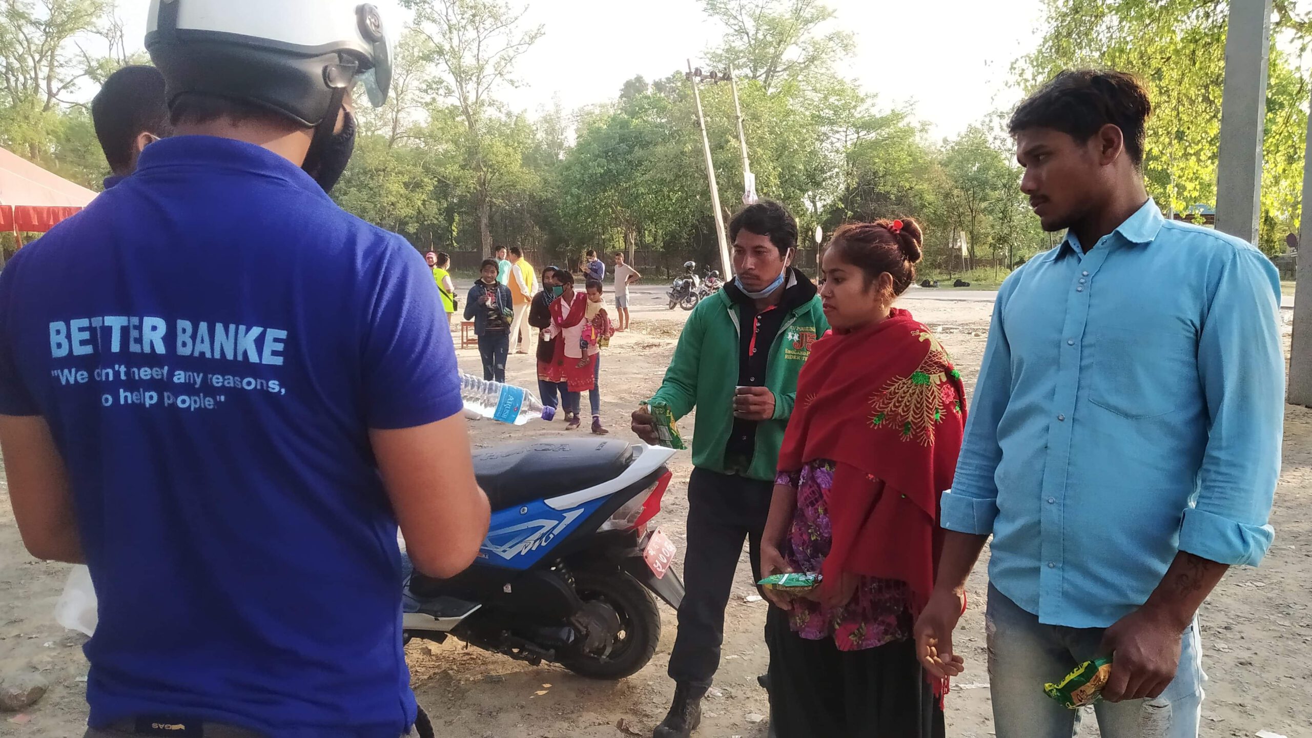 बेटर बाँकेले गर्याे पैदल यात्रीलाई सहयाेग