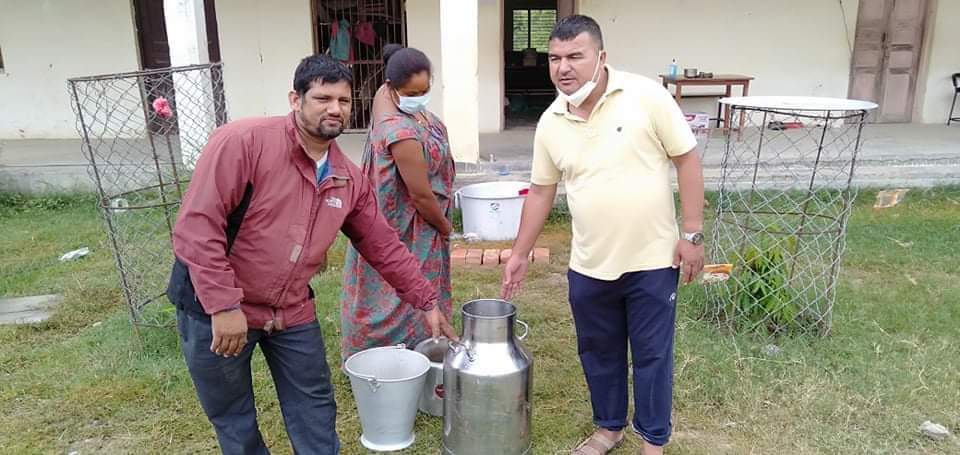 काेहलपुरका क्वारेन्टाइनमा रहेकालाई ए वन डेरीकाे दूध- दही