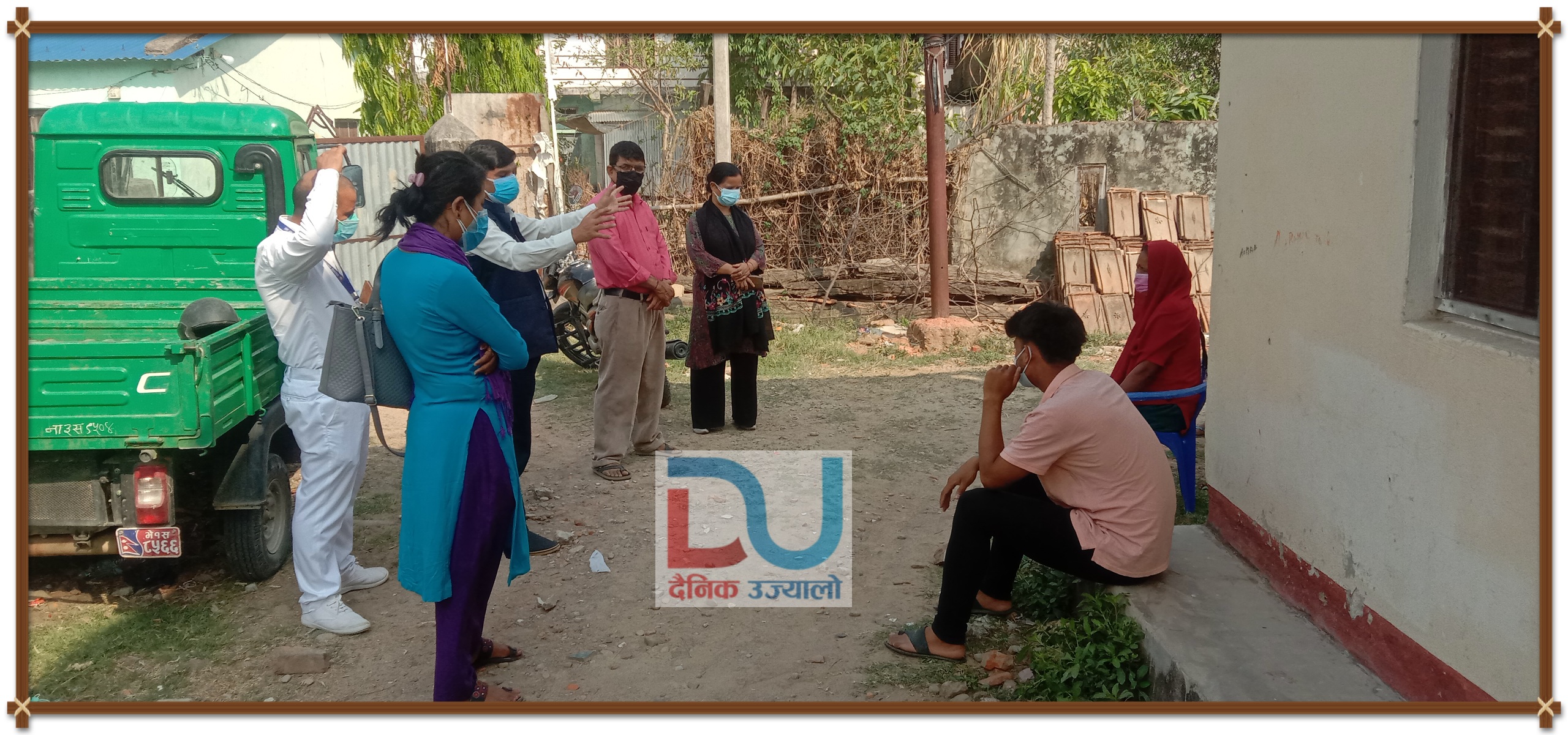 काेराेना संक्रमितकाे अवस्था बुझ्न स्वास्थ्यकर्मी सहित पुगे जनप्रतिनिधि घर -घरमा