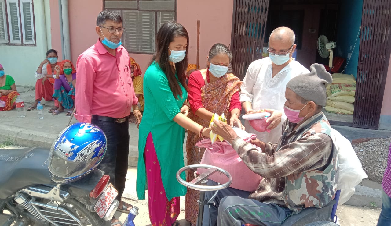 डा. पुनम घलेद्वारा काेहलपुरका विपन्न परिवारलाई सहयाेग