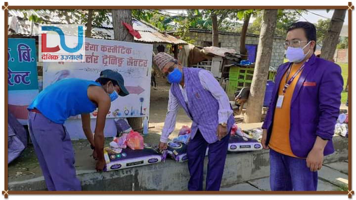 अष्ट्रेलियाबाट गिता र सुरजले गरे काेहलपुरका विपन्न परिवारलाई सहयाेग