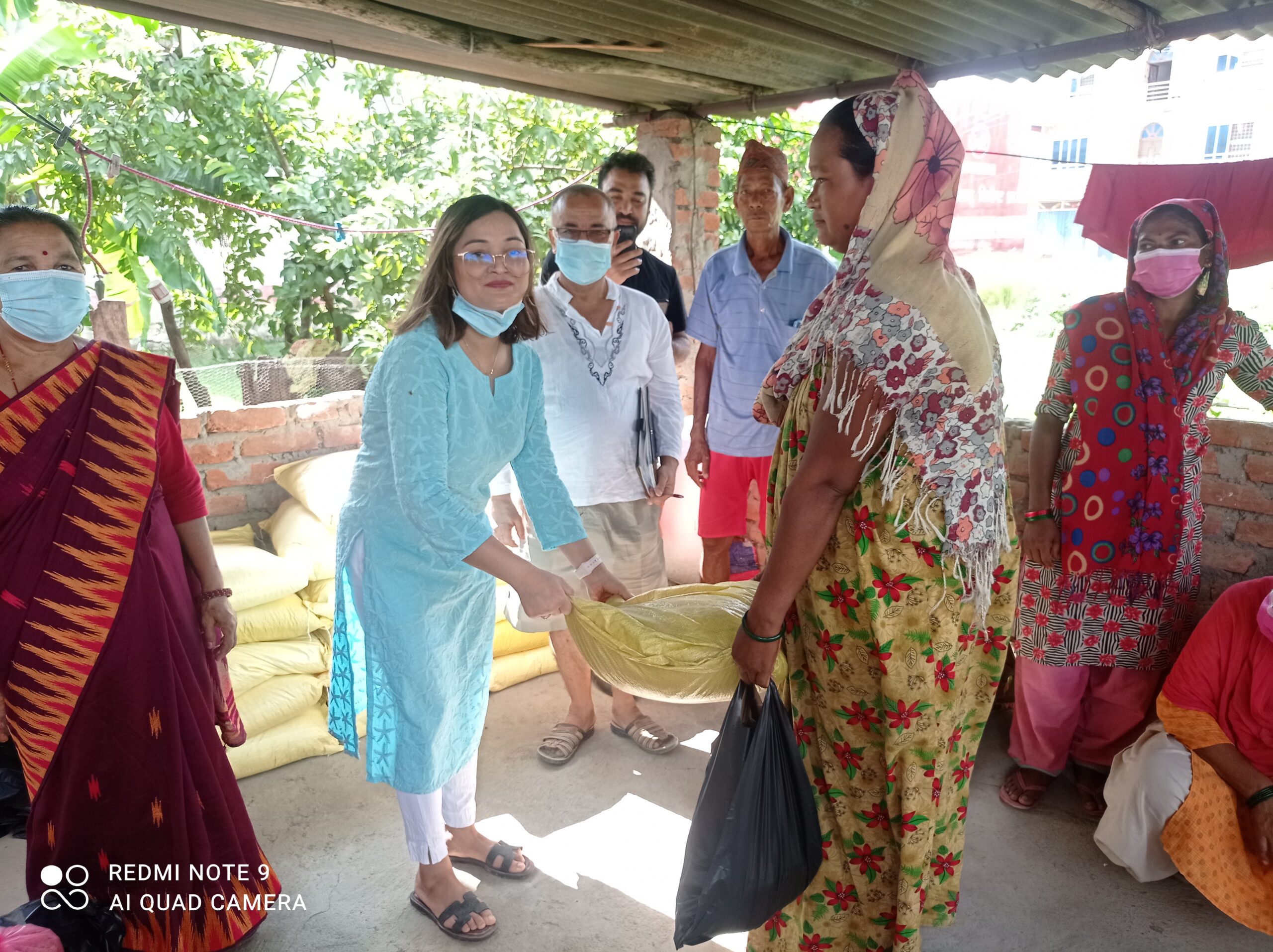 डा. पुनम घलेद्वारा पुन: विपन्न परिवारलाई खाधान्न सहयाेग