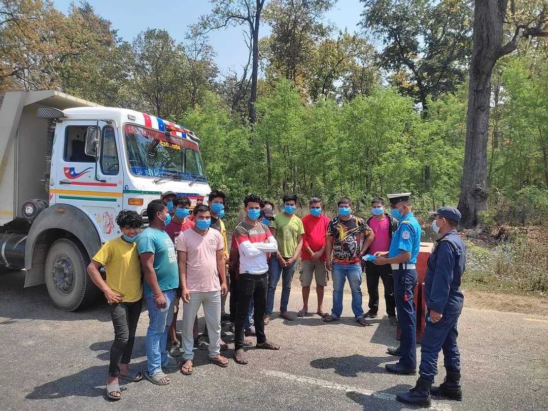 बाँकेकाे राँझा र चिसापानीमा चालक तथा परिचालकहरुलाई ट्राफिक सचेतना कार्यक्रम