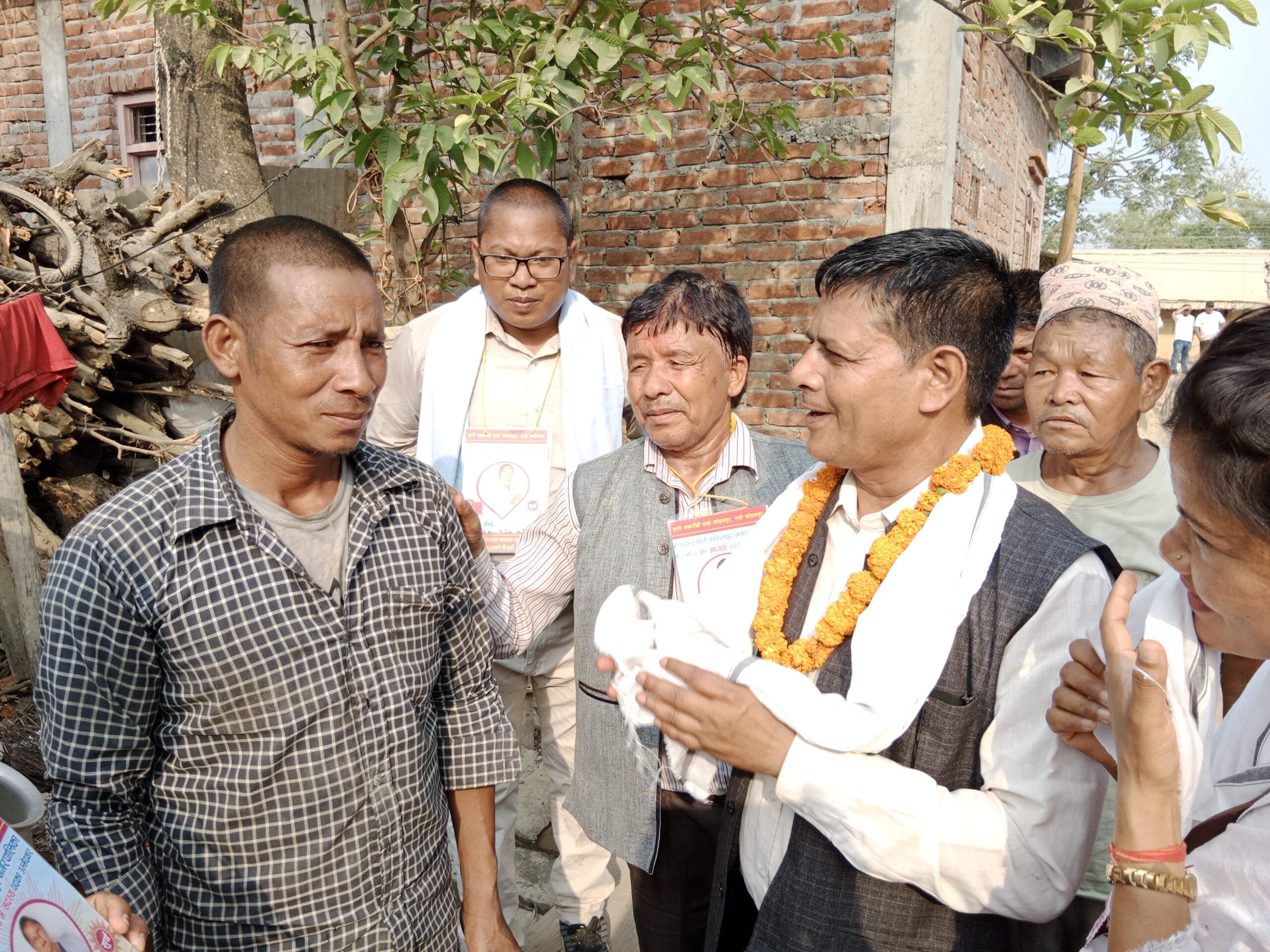 मेयरका उमेदवार भुषाल निरन्तर घरदैलोमा