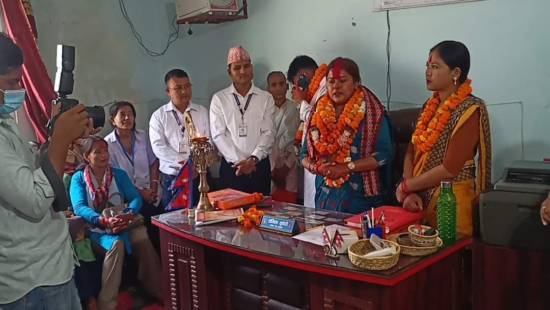 काेहलपुरका नगरपालिकाका उप प्रमुख सुवेदीद्वारा पदभार ग्रहण