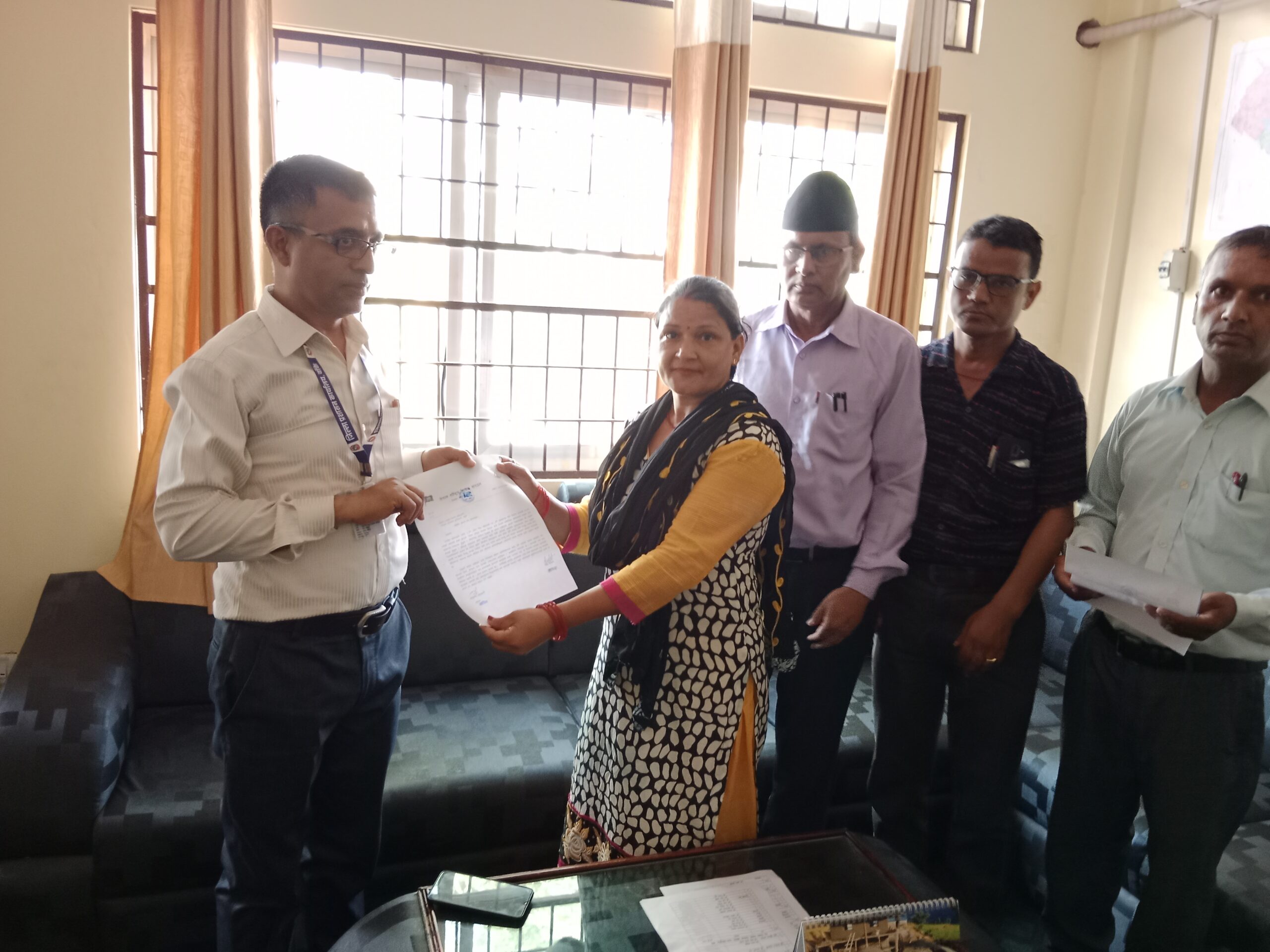 सुरक्षा खोज्दै बाँकेका शिक्षकहरु पुगे जिल्ला प्रशासन कार्यालय