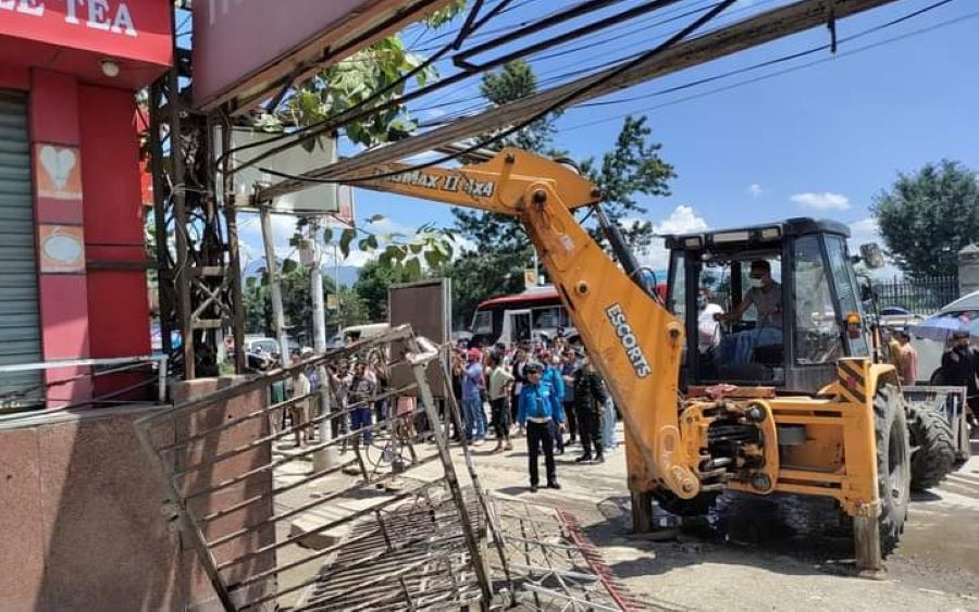 महानगरलाई भत्काउने काम रोक्न एकै दिन २२ पत्र