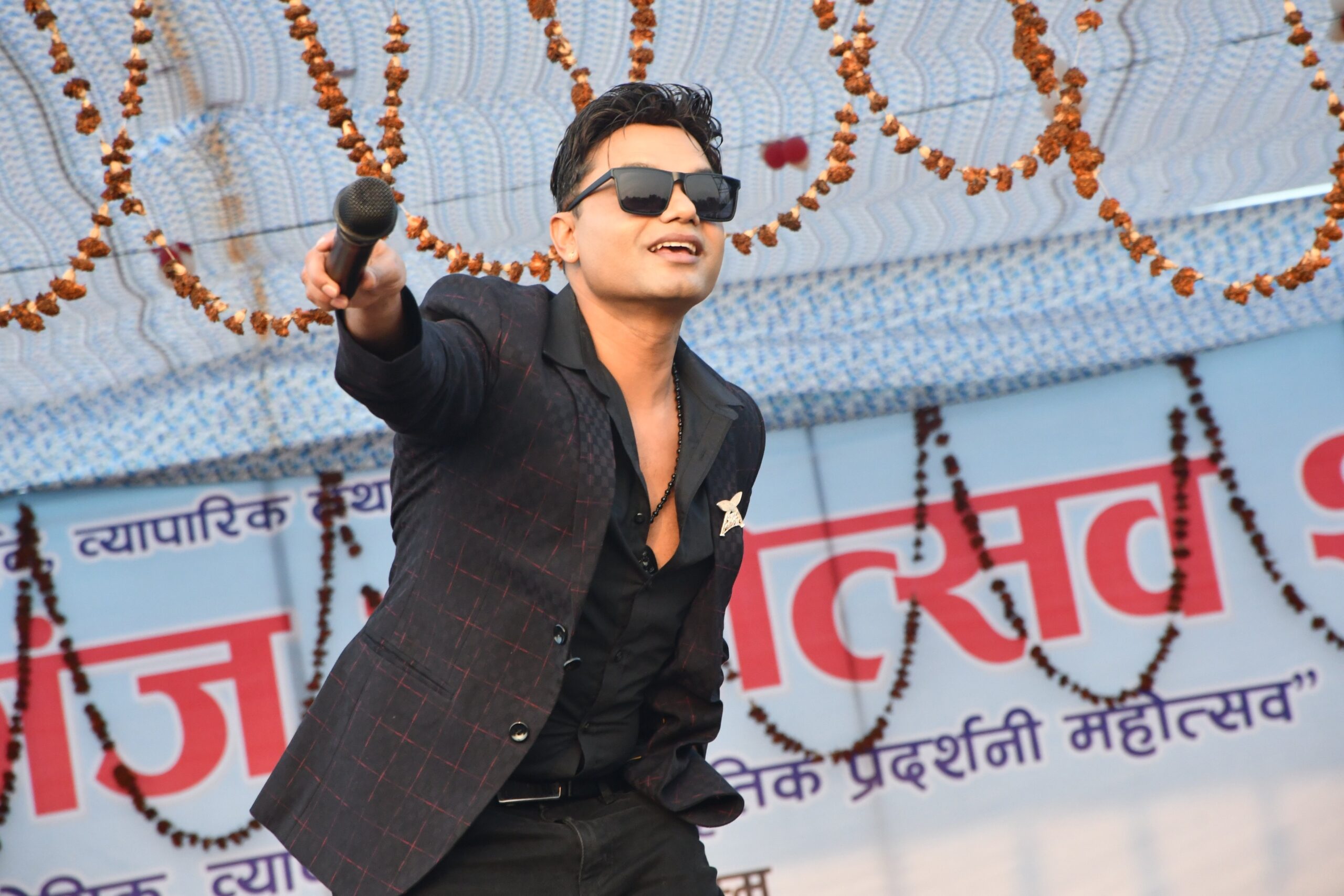 पशुपति शर्माले नेपालगन्ज महोत्सवमा ‘लुट्न सके लुट कान्छा’ गाउंदा दर्शकको भरपुर साथ