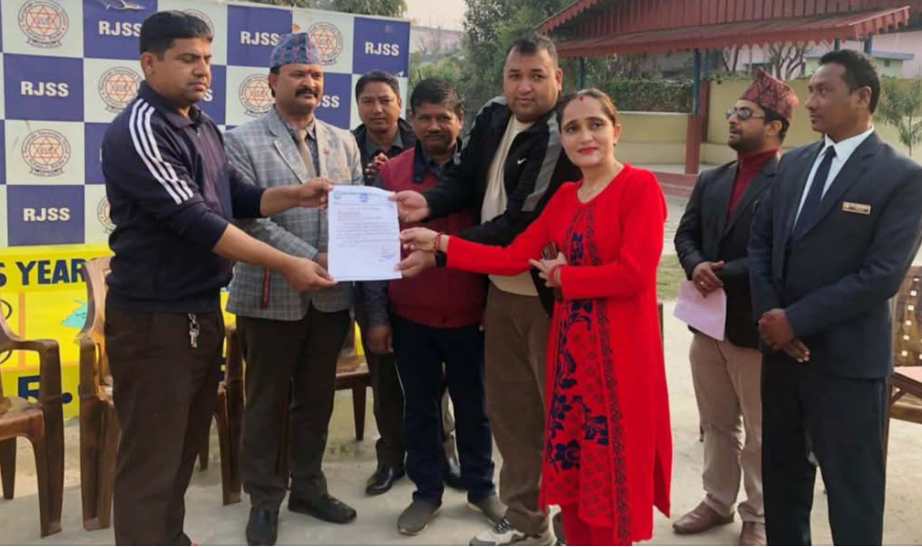 संस्थापक सिग्देलकाे जन्मदिनको अवसरमा सामुदायिक विद्यालयलाई सहयोग